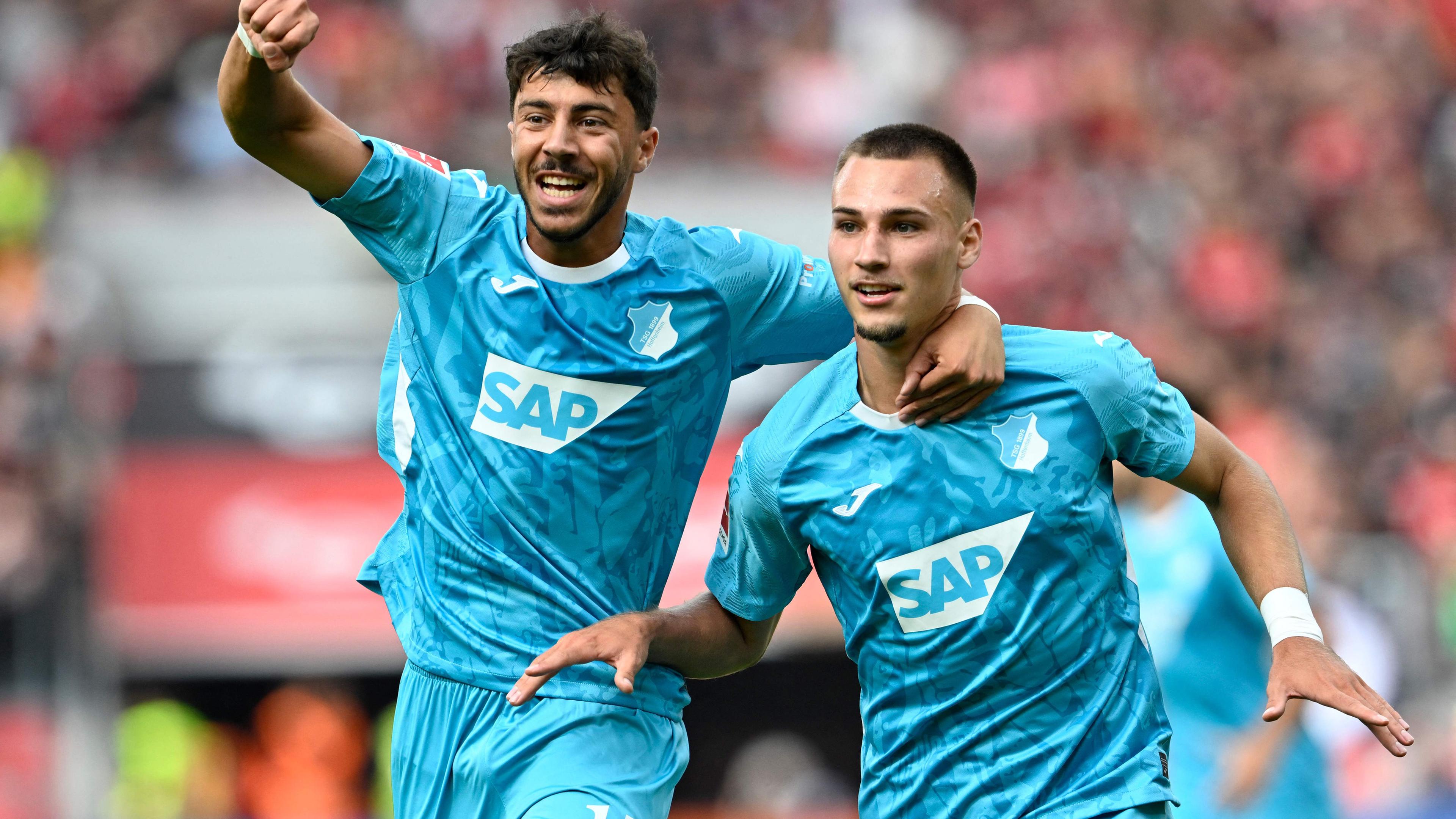 Hoffenheims Lemperle (#19) jubelt mit Tohumcu (#17) über das 1:2 bei Leverkusen.