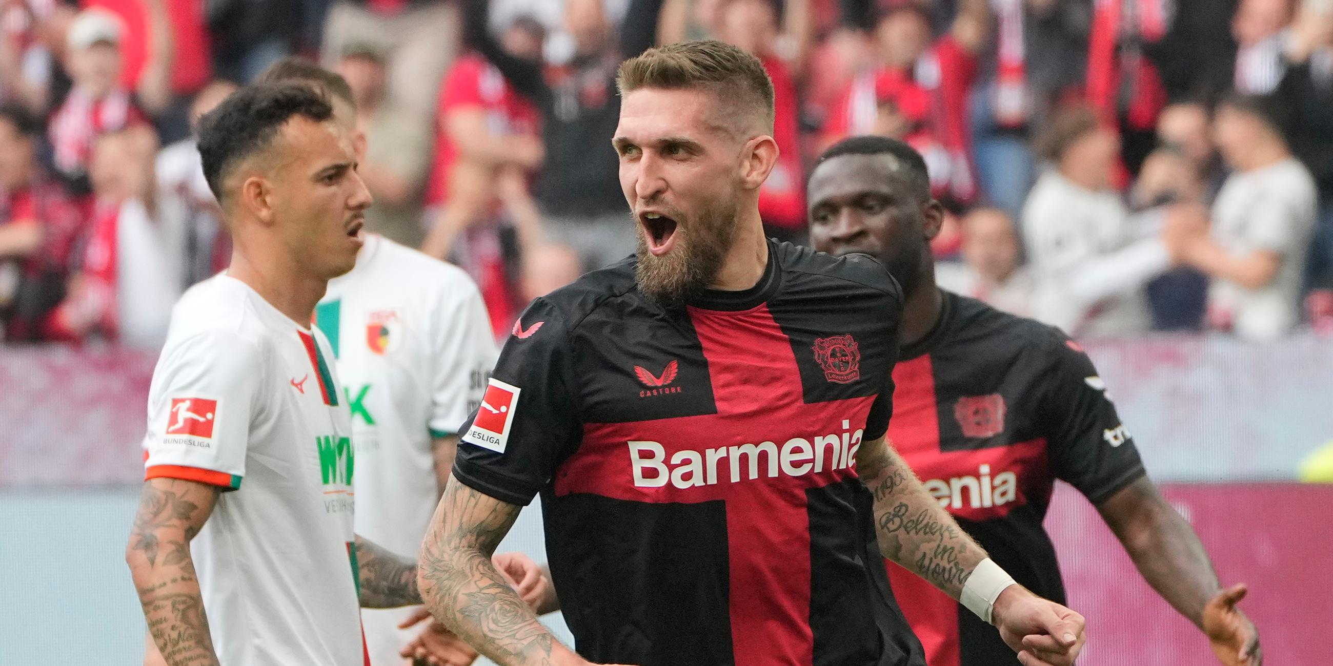 Leverkusens Robert Andrich jubelt nach seinem Tor gegen Augsburg am 18.05.2024.