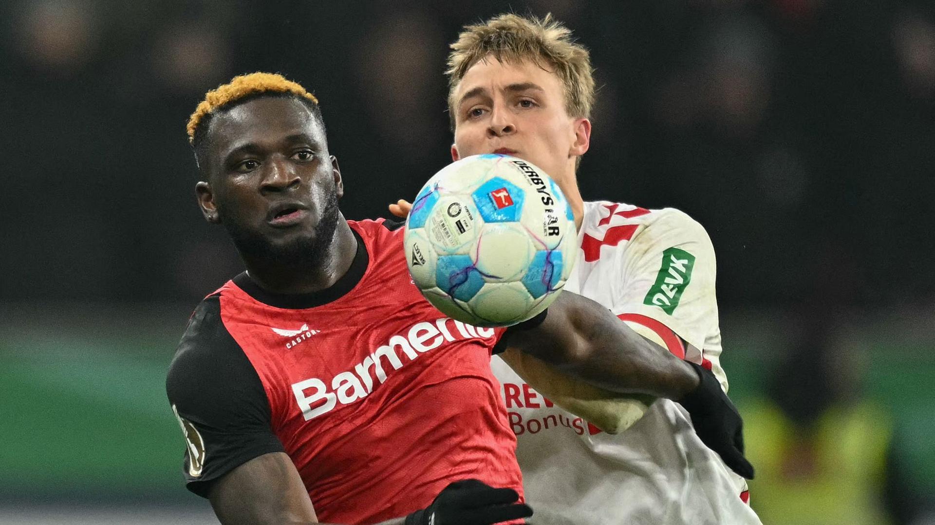 Bayer Leverkusens Victor Boniface im Zweikampf mit Timo Hübers