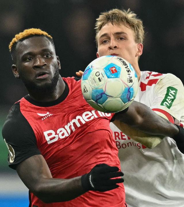Bayer Leverkusens Victor Boniface im Zweikampf mit Timo Hübers