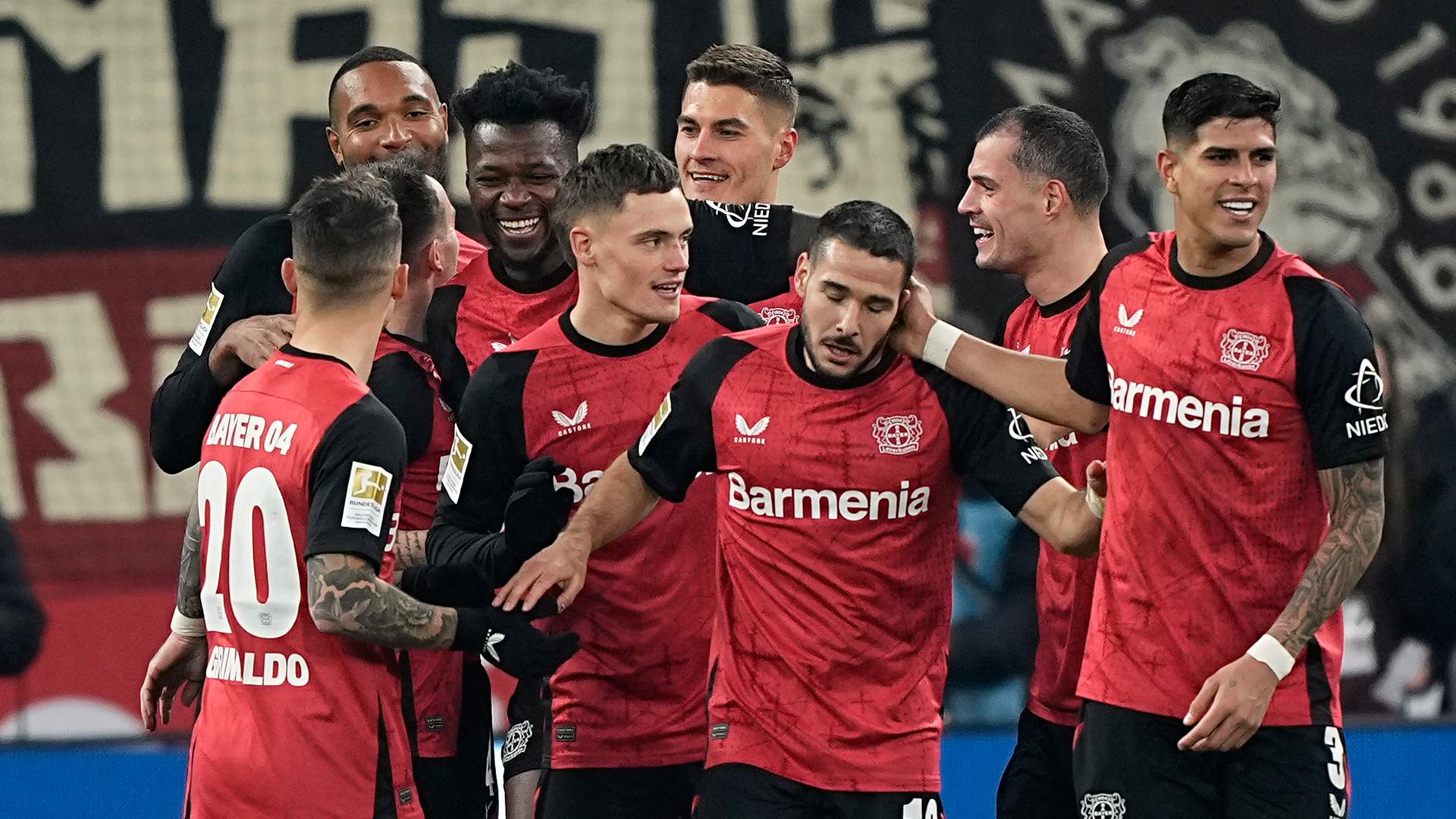 DFB-Pokal, Bayer 04 Leverkusen - 1.FC Köln: Patrick Schick (Bayer Leverkusen) wird von seinen Mitspielern für sein Tor zum 2:2 gefeiert