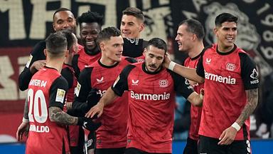 DFB-Pokal, Bayer 04 Leverkusen - 1.FC Köln: Patrick Schick (Bayer Leverkusen) wird von seinen Mitspielern für sein Tor zum 2:2 gefeiert