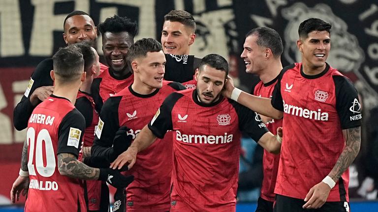 DFB-Pokal, Bayer 04 Leverkusen - 1.FC Köln: Patrick Schick (Bayer Leverkusen) wird von seinen Mitspielern für sein Tor zum 2:2 gefeiert