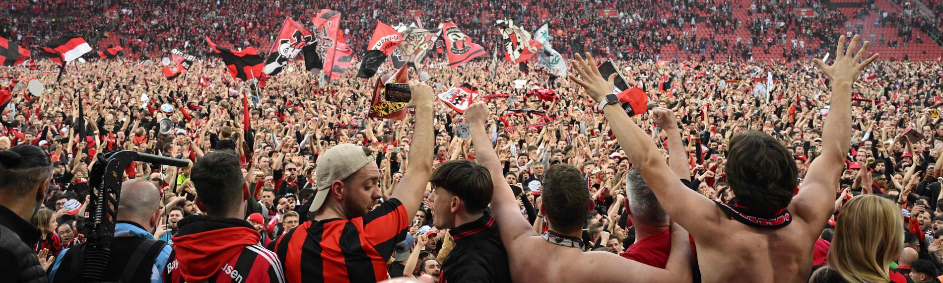 Leverkusen Fans stürmen den Platz am 14.04.24.