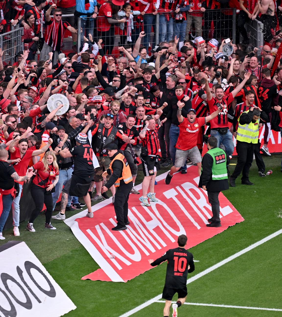 Fans von Bayer Leverkusen feiern den Bundesliga-Meistertitel ihrer Mannschaft.