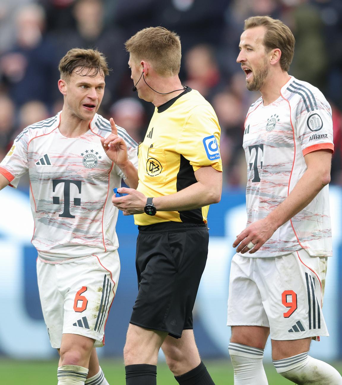 Joshua Kimmich und Harry Kane beschweren sich bei Schiedsrichter Christian Dingert am 14.03.2026 in Leverkusen. 