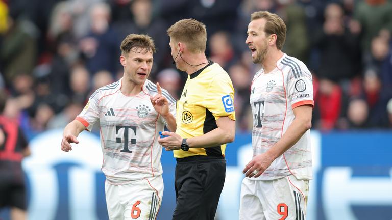 Joshua Kimmich und Harry Kane beschweren sich bei Schiedsrichter Christian Dingert am 14.03.2026 in Leverkusen. 