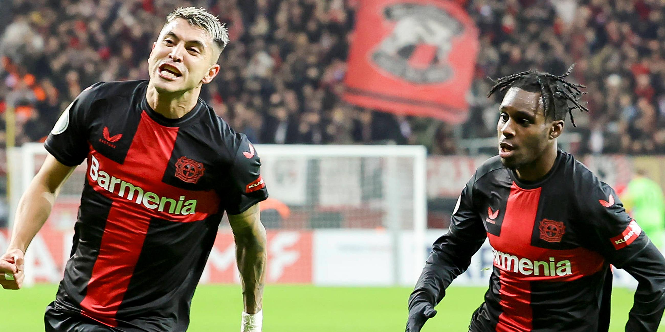 Exequiel Palacios (Bayer 04 Leverkusen) jubelt nach dem zweiten Tor seiner Mannschaft mit Jeremie Frimpong (Bayer 04 Leverkusen) Leverkusen.