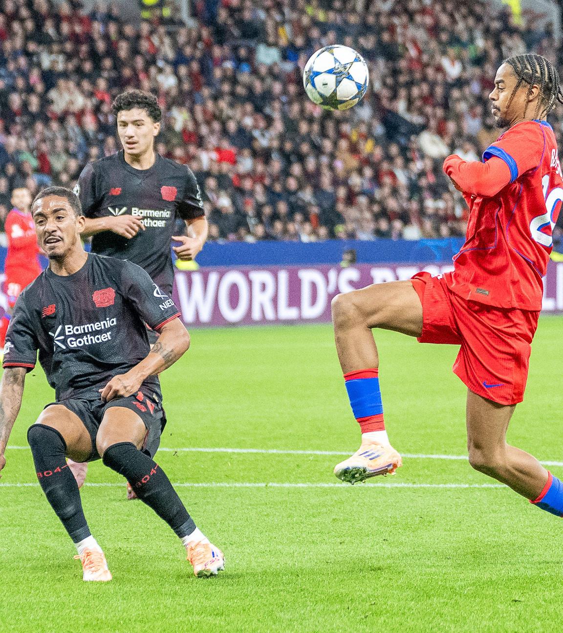 Zweikampf zwischen Arthur (Bayer 04 Leverkusen / links) und Bradley Barcola