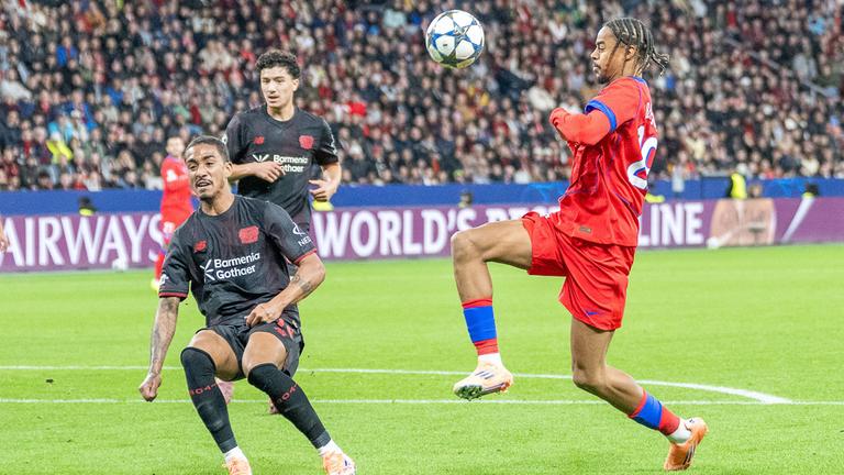 Zweikampf zwischen Arthur (Bayer 04 Leverkusen / links) und Bradley Barcola