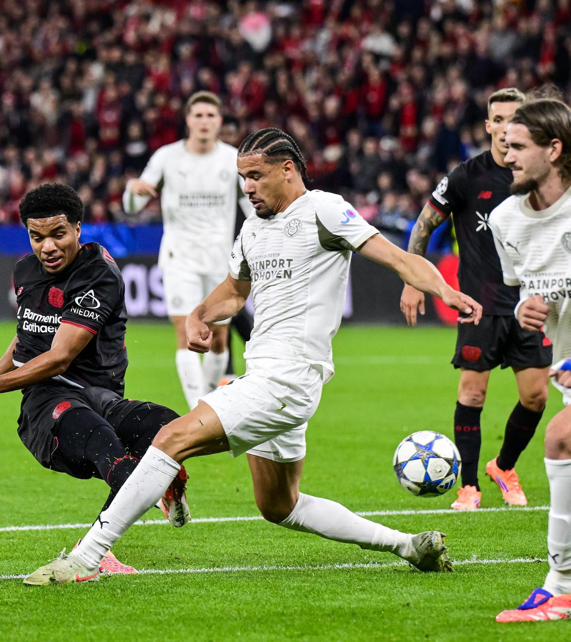 Malik Tillman (Leverkusen), Yarek Gasiorowski (Leverkusen) und Armando Obispo (PSV Eindhoven) kämpfen.