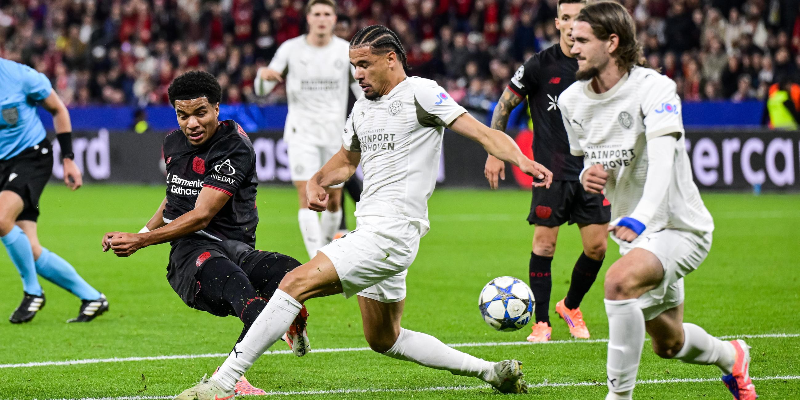Malik Tillman (Leverkusen), Yarek Gasiorowski (Leverkusen) und Armando Obispo (PSV Eindhoven) kämpfen.