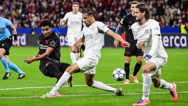 Malik Tillman (Leverkusen), Yarek Gasiorowski (Leverkusen) und Armando Obispo (PSV Eindhoven) kämpfen.