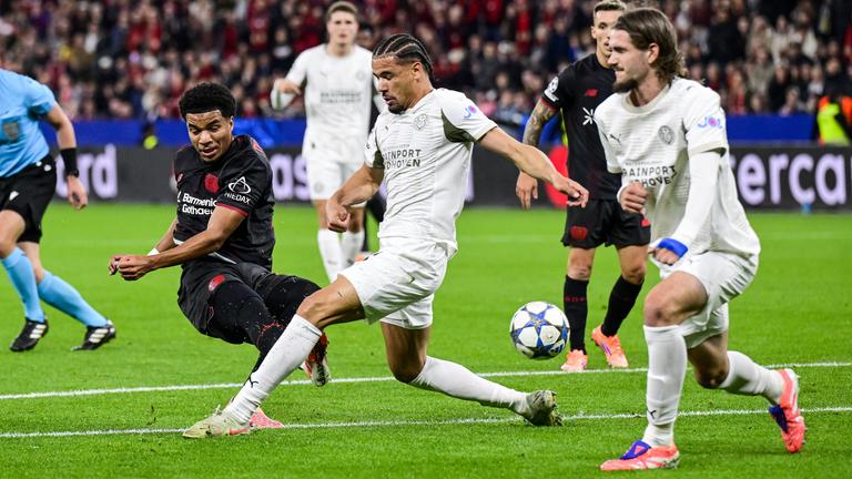 Malik Tillman (Leverkusen), Yarek Gasiorowski (Leverkusen) und Armando Obispo (PSV Eindhoven) kämpfen.