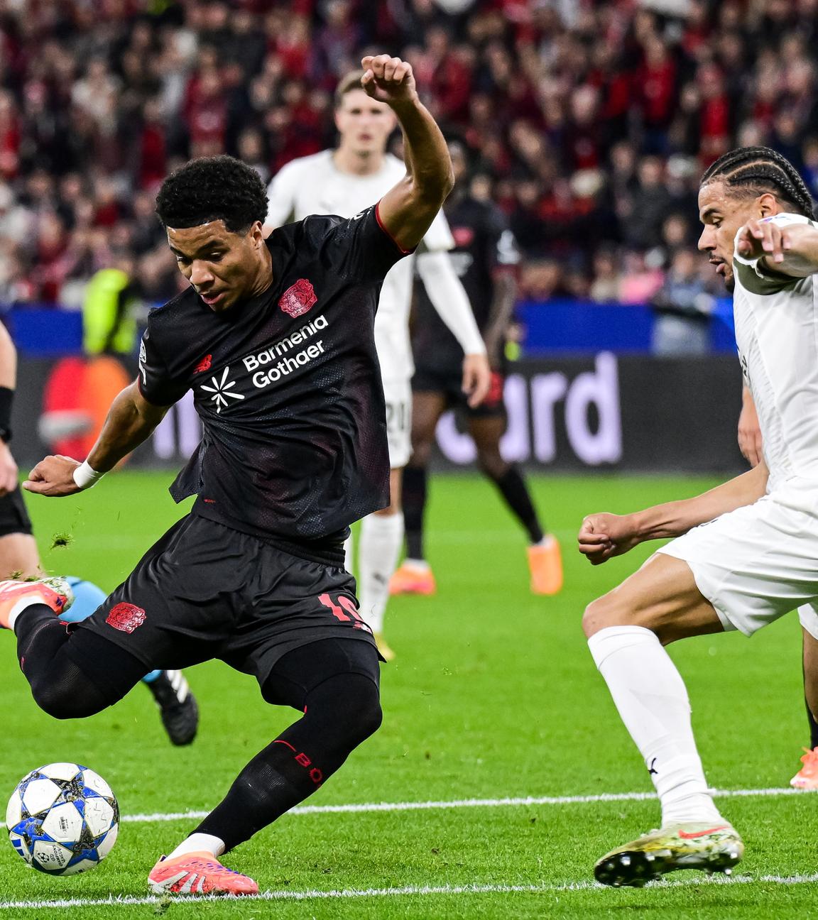 Malik Tillmann (Leverkusen) beim Torschuss. Rechts Armando Obispo (Bilbao)