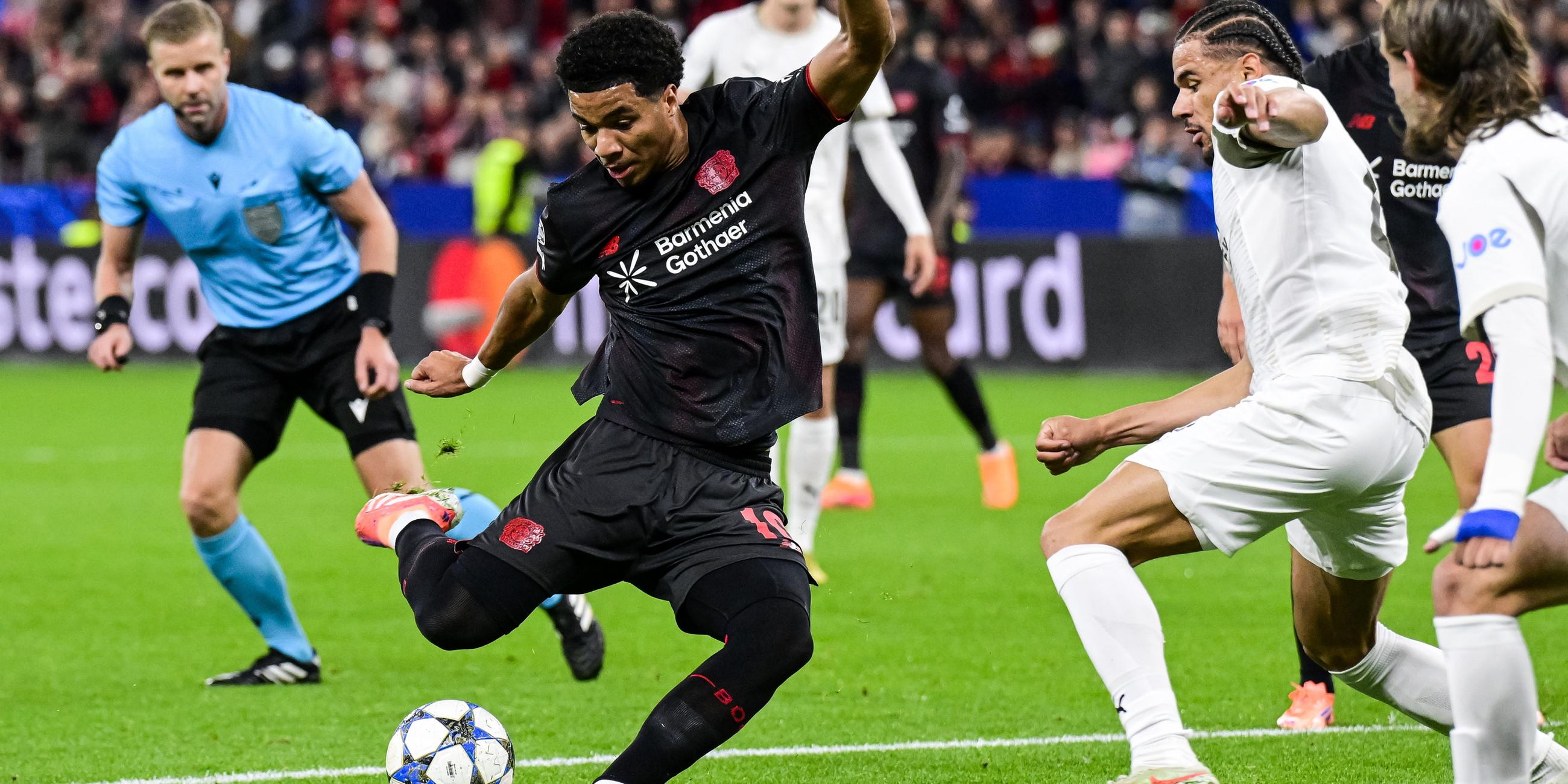 Malik Tillmann (Leverkusen) beim Torschuss. Rechts Armando Obispo (Bilbao)