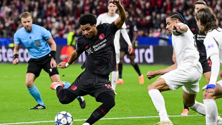 Malik Tillmann (Leverkusen) beim Torschuss. Rechts Armando Obispo (Bilbao)