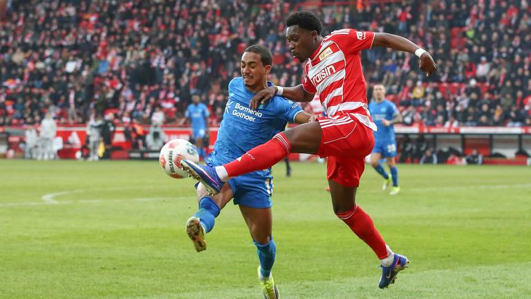 Arthur (Leverkusen) und Stanley Nsoki (Union Berlin) kämpfen. 