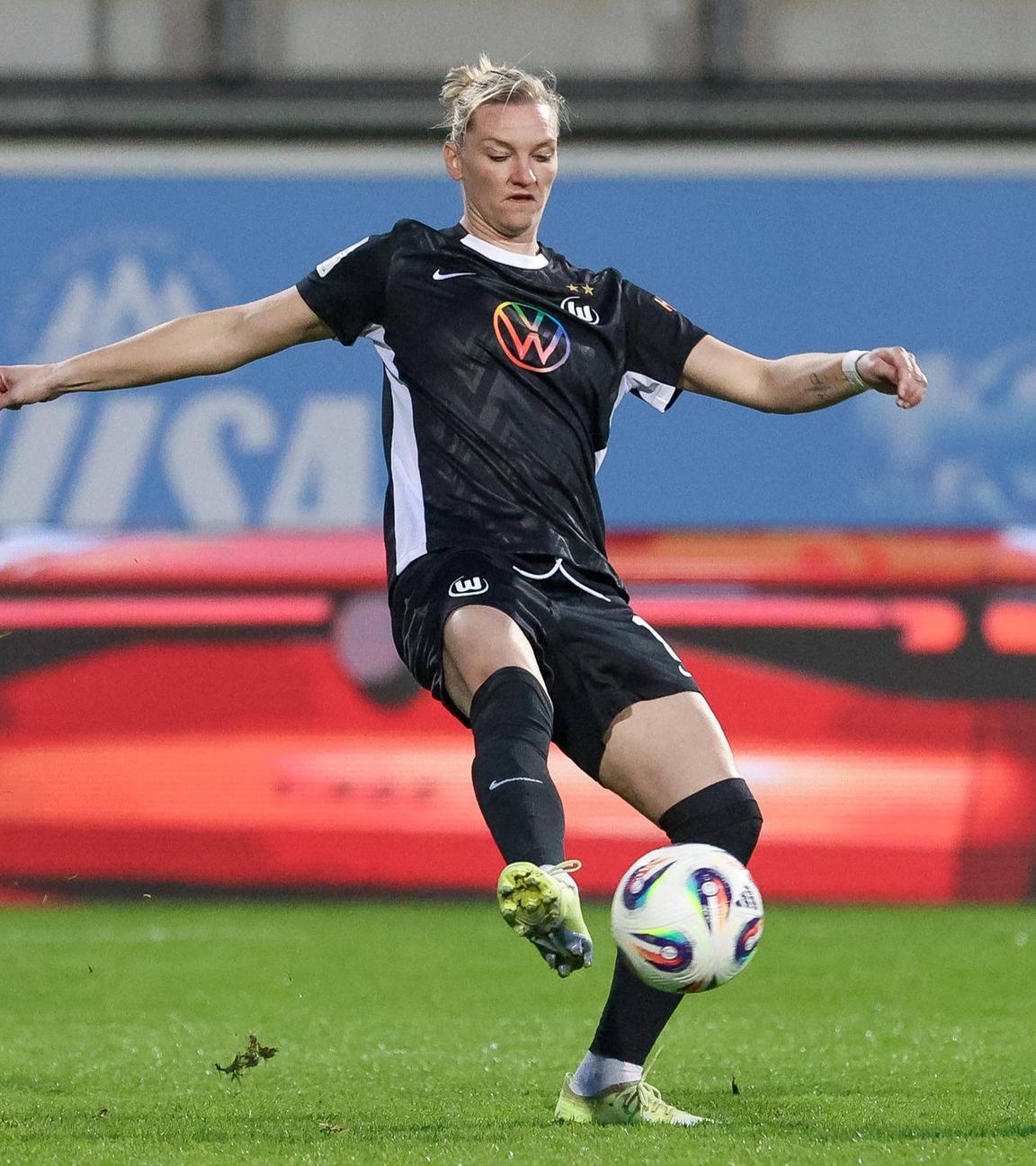 Loreen Bender (Bayer 04 Leverkusen) und Alexandra Popp (VfL Wolfsburg) im Zweikampf am 15.03.2026 in Wolfsburg. 