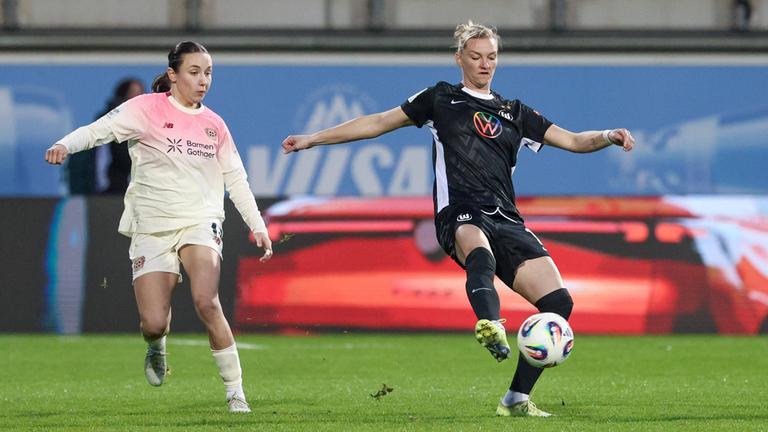 Loreen Bender (Bayer 04 Leverkusen) und Alexandra Popp (VfL Wolfsburg) im Zweikampf am 15.03.2026 in Wolfsburg. 