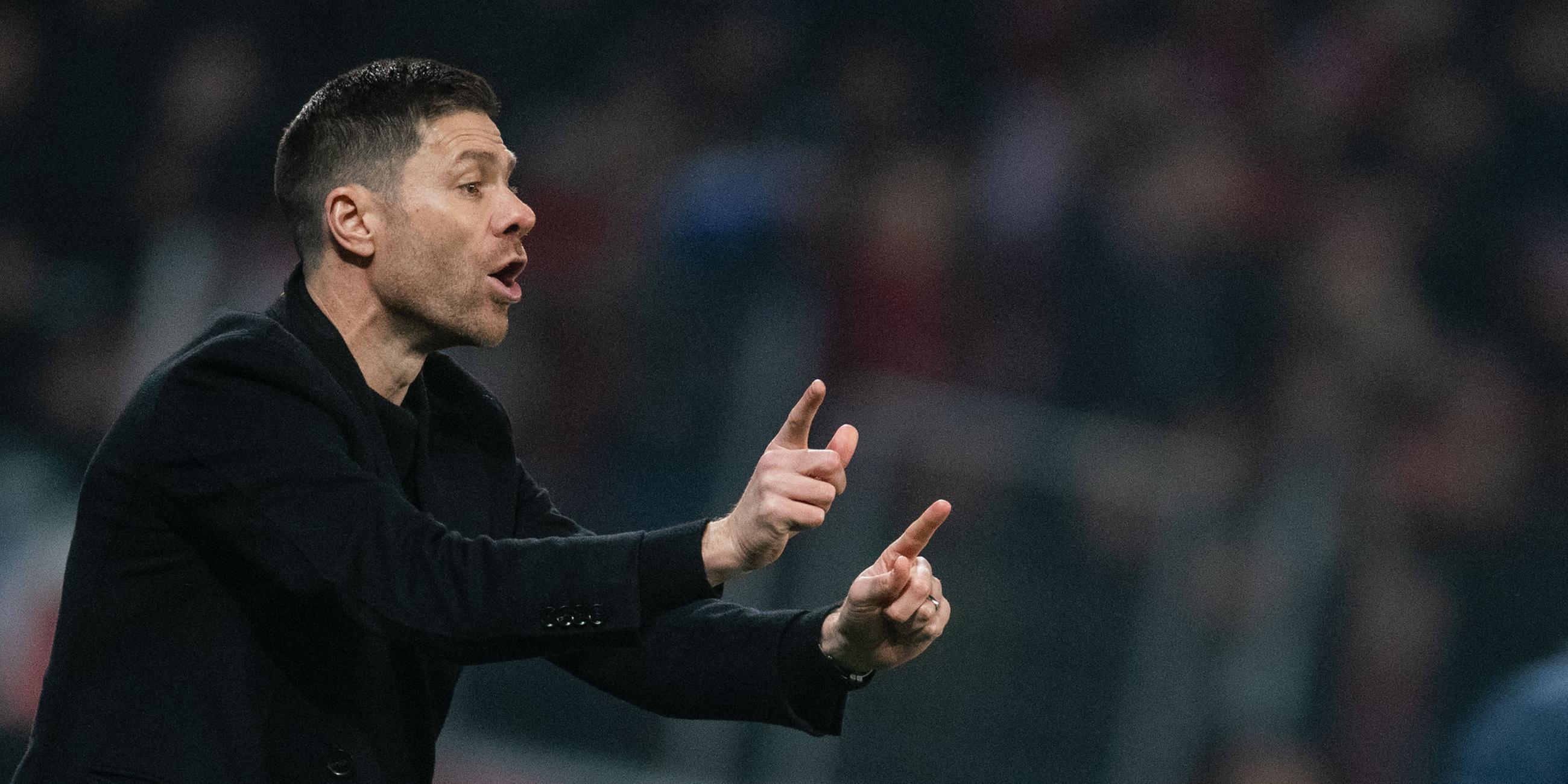 Leverkusens Trainer Xabi Alonso gestikuliert an der Seitenlinie.