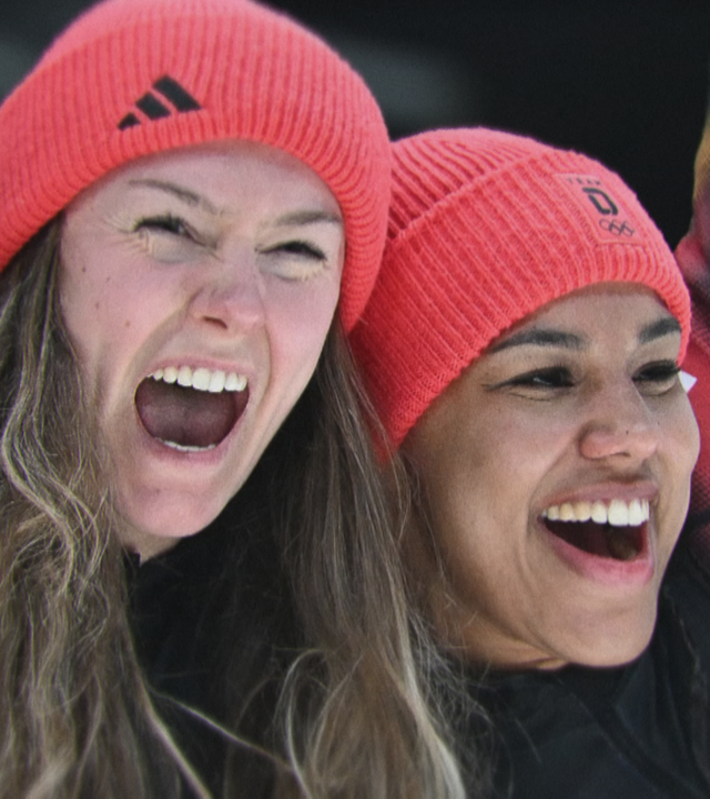 Die deutschen Bobfahrerrinnen Laura Nolte und Deborah Levi jubeln den Zuschauern bei den Olympischen Winterspielen 2026 zu