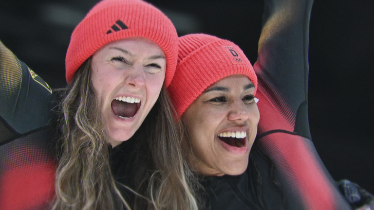 Die deutschen Bobfahrerrinnen Laura Nolte und Deborah Levi jubeln den Zuschauern bei den Olympischen Winterspielen 2026 zu