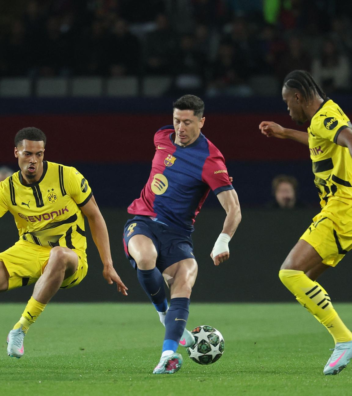 Robert Lewandowski kämpft um den Ball.