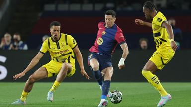 Robert Lewandowski kämpft um den Ball.