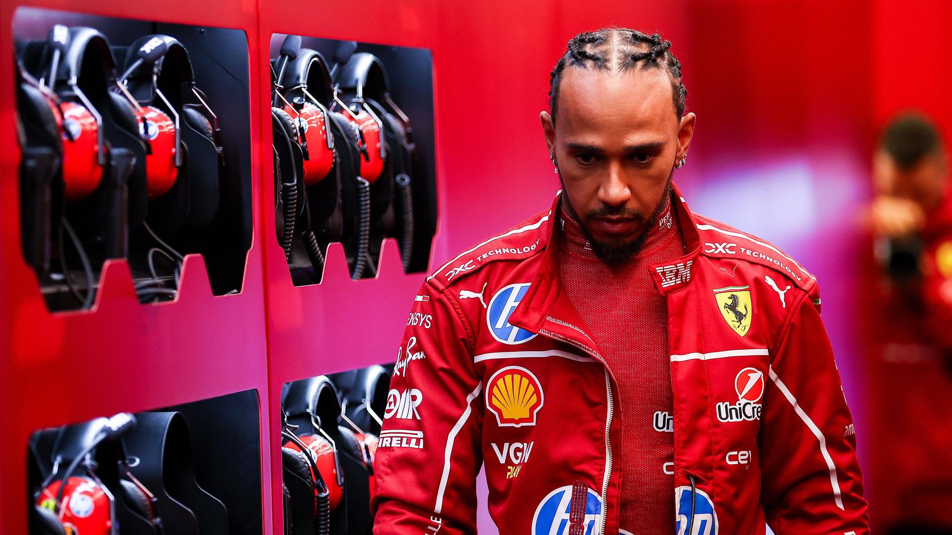 Ferrari-Pilot Lewis Hamilton in der Boxengasse bei Testfahrten in Bahrain