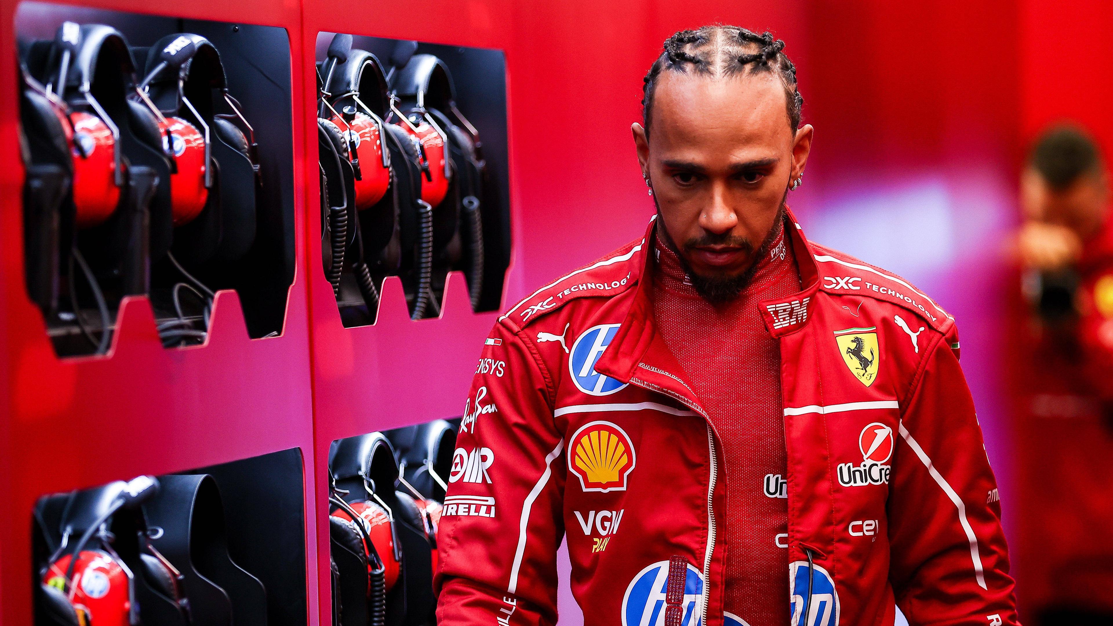 Ferrari-Pilot Lewis Hamilton in der Boxengasse bei Testfahrten in Bahrain