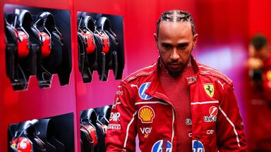 Ferrari-Pilot Lewis Hamilton in der Boxengasse bei Testfahrten in Bahrain