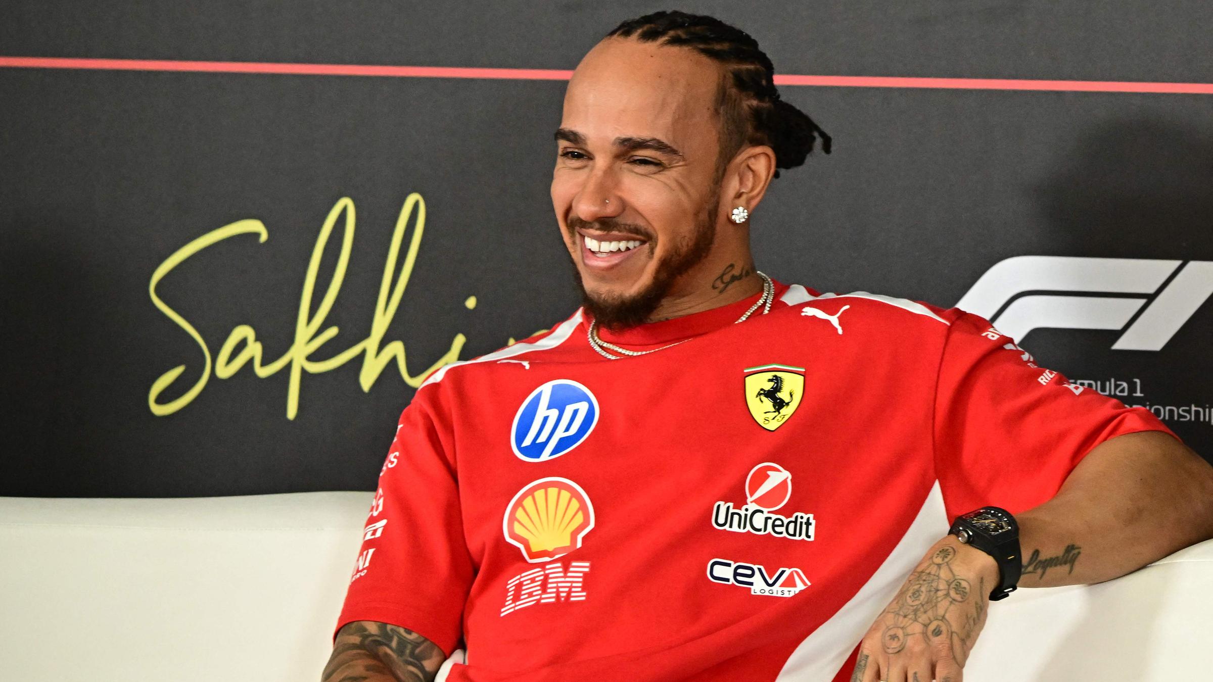 Lewis Hamilton lachend bei der Pressekonferenz zur Vorbereitung in Bahrain