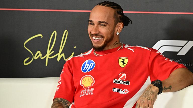 Lewis Hamilton lachend bei der Pressekonferenz zur Vorbereitung in Bahrain