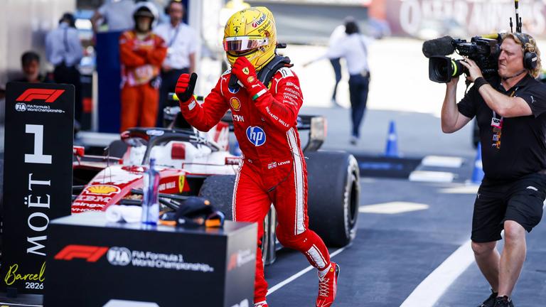 Der britische Formel-1 Rennfahrer Lewis Hamilton holt beim Barcelona-GP seinen ersten Saisonsieg und ballt freudig seine Fäuste