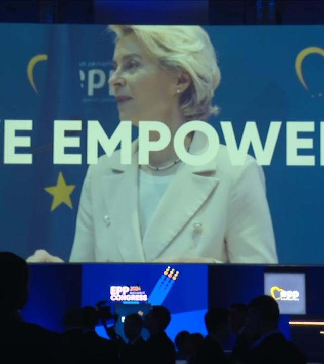 Leinwand mit Ursula von der Leyen