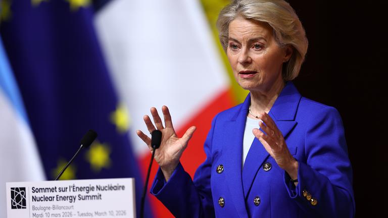 ie Präsidentin der Europäischen Kommission, Ursula von der Leyen, spricht während der Eröffnungsplenarsitzung des IAEO-Kernenergiegipfels