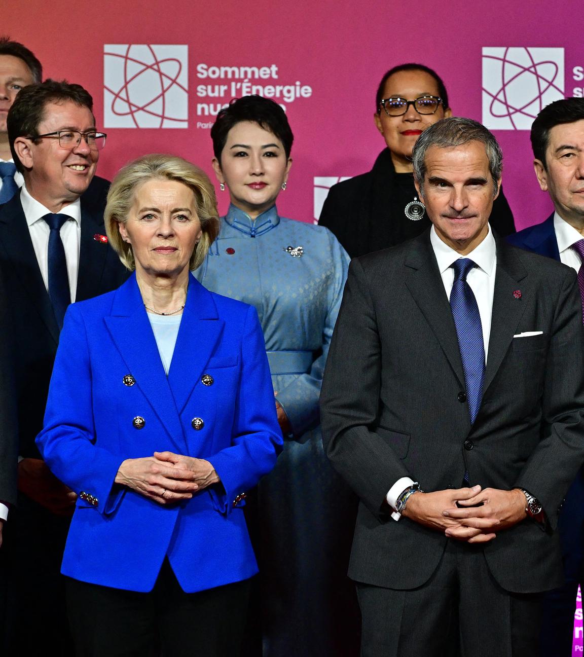 Emmanuel Macron, Rafael Grossi und Ursula von der Leyen posieren mit Staats- und Regierungschefs für ein Gruppenfoto.
