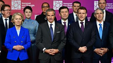 Emmanuel Macron, Rafael Grossi und Ursula von der Leyen posieren mit Staats- und Regierungschefs für ein Gruppenfoto.