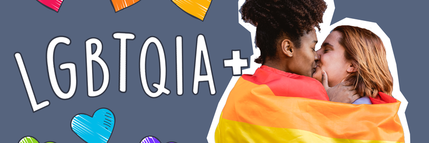 Lesbisches Paar, Herzchen in Regenbogenfarben und ein LGBTQIA+-Schriftzug