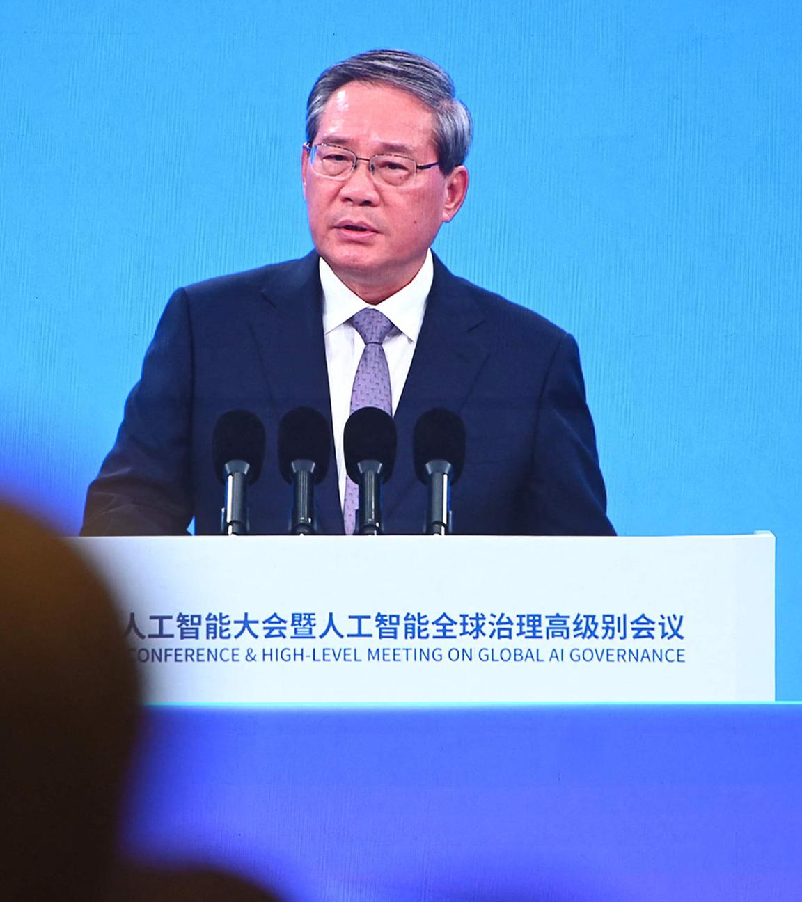 Der chinesische Premier Li Qiang ist auf einem Bildschirm zu sehen, während er am 26. Juli 2025 bei der Eröffnungszeremonie der Weltkonferenz für Künstliche Intelligenz in Shanghai spricht.
