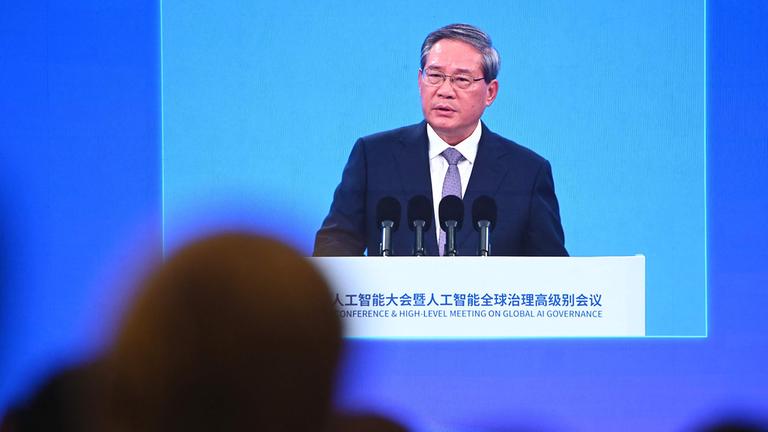Der chinesische Premier Li Qiang ist auf einem Bildschirm zu sehen, während er am 26. Juli 2025 bei der Eröffnungszeremonie der Weltkonferenz für Künstliche Intelligenz in Shanghai spricht.