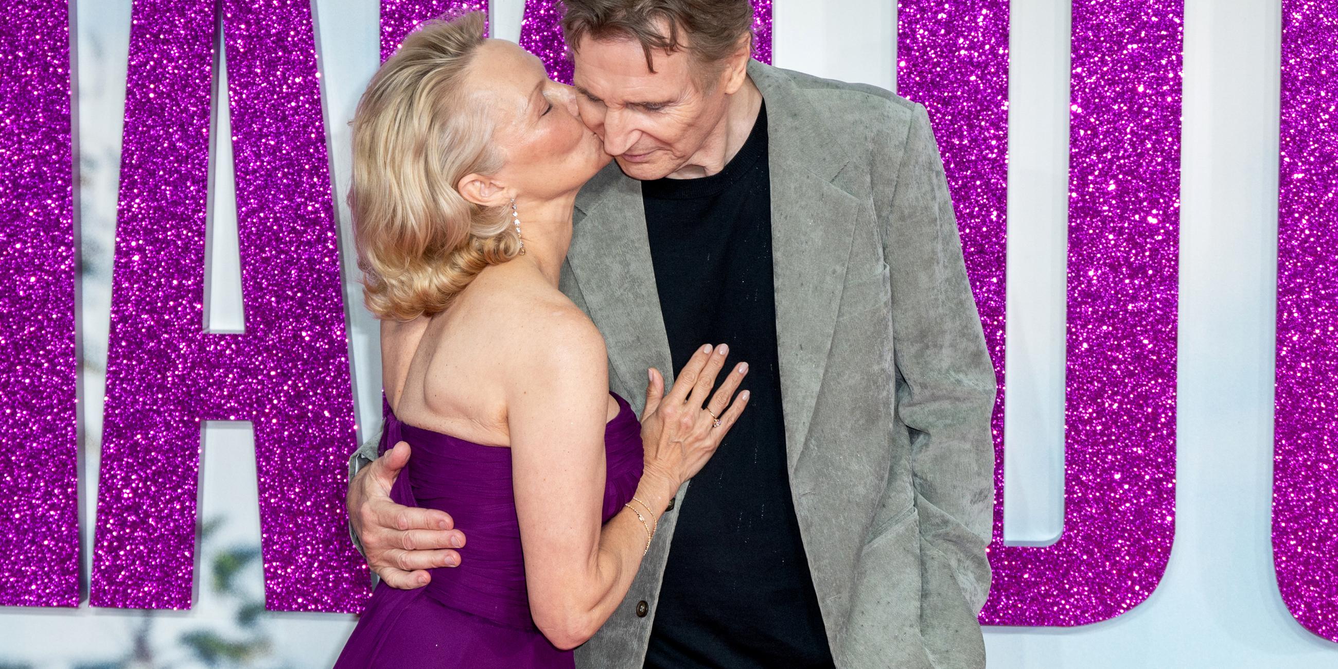 Pamela Anderson gibt Liam Neeson einen Kuss