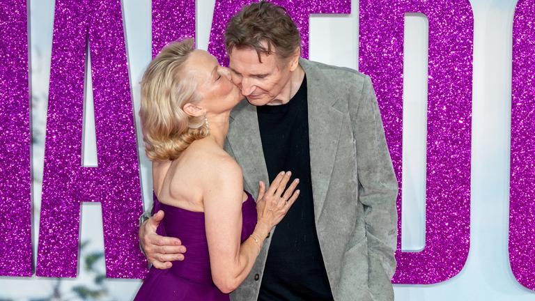 Pamela Anderson gibt Liam Neeson einen Kuss