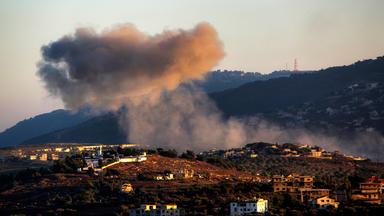 Aus dem libanesischen Dorf Kfarkela an der südlichen Grenze steigt starker Rauch auf, nachdem es unter israelischen Beschuss geraten war am 29.07.2024.
