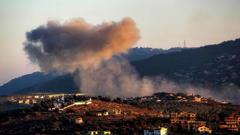 Aus dem libanesischen Dorf Kfarkela an der südlichen Grenze steigt starker Rauch auf, nachdem es unter israelischen Beschuss geraten war am 29.07.2024.