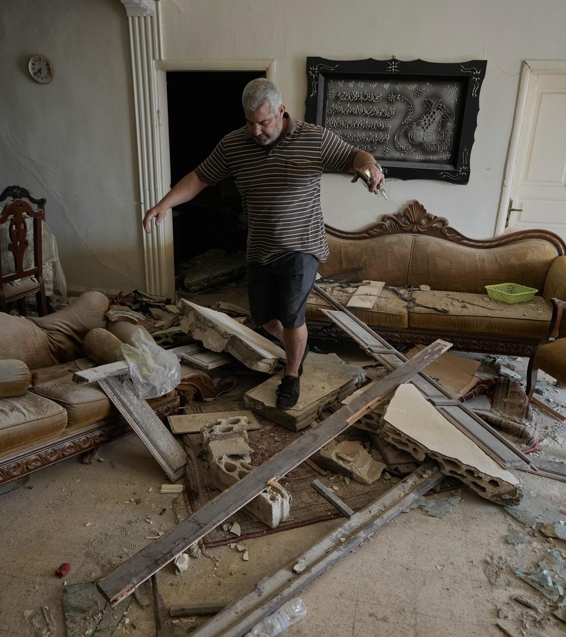 Libanon, Tyros: Der Libanese Rida Hijazi überprüft sein Haus, das am Donnerstag bei einem israelischen Luftangriff im Südlibanon beschädigt wurde.