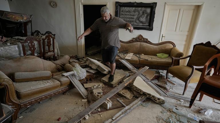 Libanon, Tyros: Der Libanese Rida Hijazi überprüft sein Haus, das am Donnerstag bei einem israelischen Luftangriff im Südlibanon beschädigt wurde.