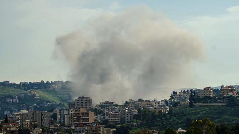Über dem südlibanesischen Dorf Zibdine steigt nach einem israelischen Luftangriff Rauch auf.