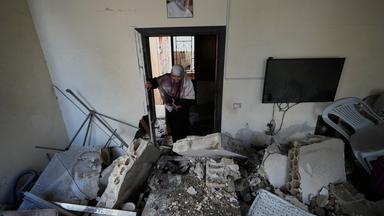 Eine Frau betritt ihr Haus, das bei einem israelischen Luftangriff im Dorf Burj al-Shemali in der Nähe der libanesischen Hafenstadt Tyrus zerstört wurde. Eine Frau betritt ihr Haus, das bei einem israelischen Luftangriff im Dorf Burj al-Shemali in der Nähe der libanesischen Hafenstadt Tyrus zerstört wurde. 